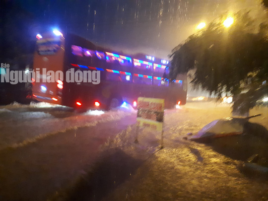 Mưa không ngừng nghỉ, Quốc lộ 1 qua Quảng Nam gần như tê liệt