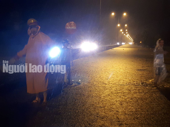 Mưa không ngừng nghỉ, Quốc lộ 1 qua Quảng Nam gần như tê liệt