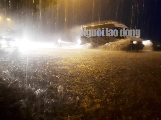 Mưa không ngừng nghỉ, Quốc lộ 1 qua Quảng Nam gần như tê liệt