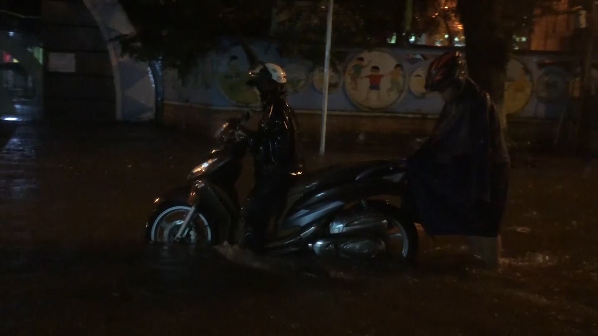 Mưa lớn suốt đêm, người dân TP. Quảng Ngãi bì bõm trong biển nước