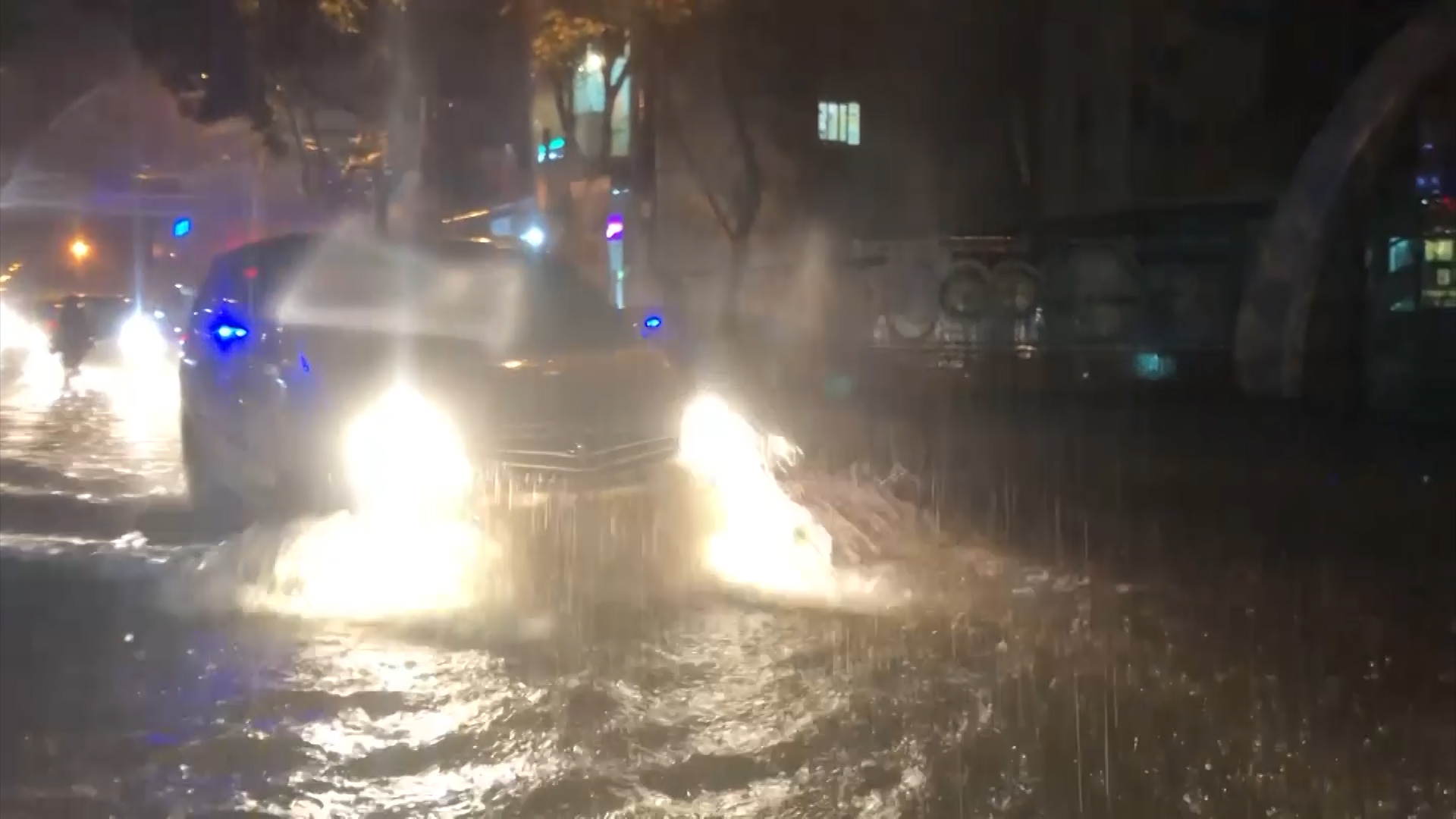 Mưa lớn suốt đêm, người dân TP. Quảng Ngãi bì bõm trong biển nước