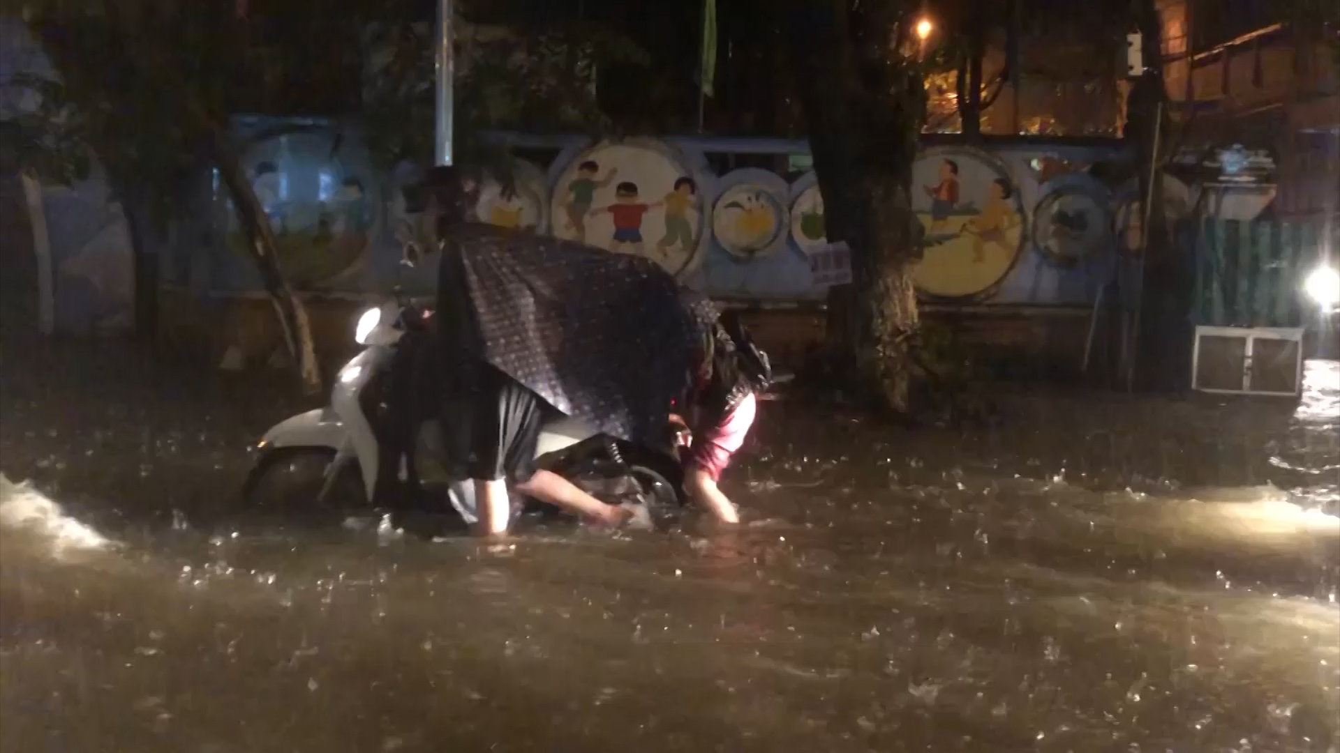 Mưa lớn suốt đêm, người dân TP. Quảng Ngãi bì bõm trong biển nước