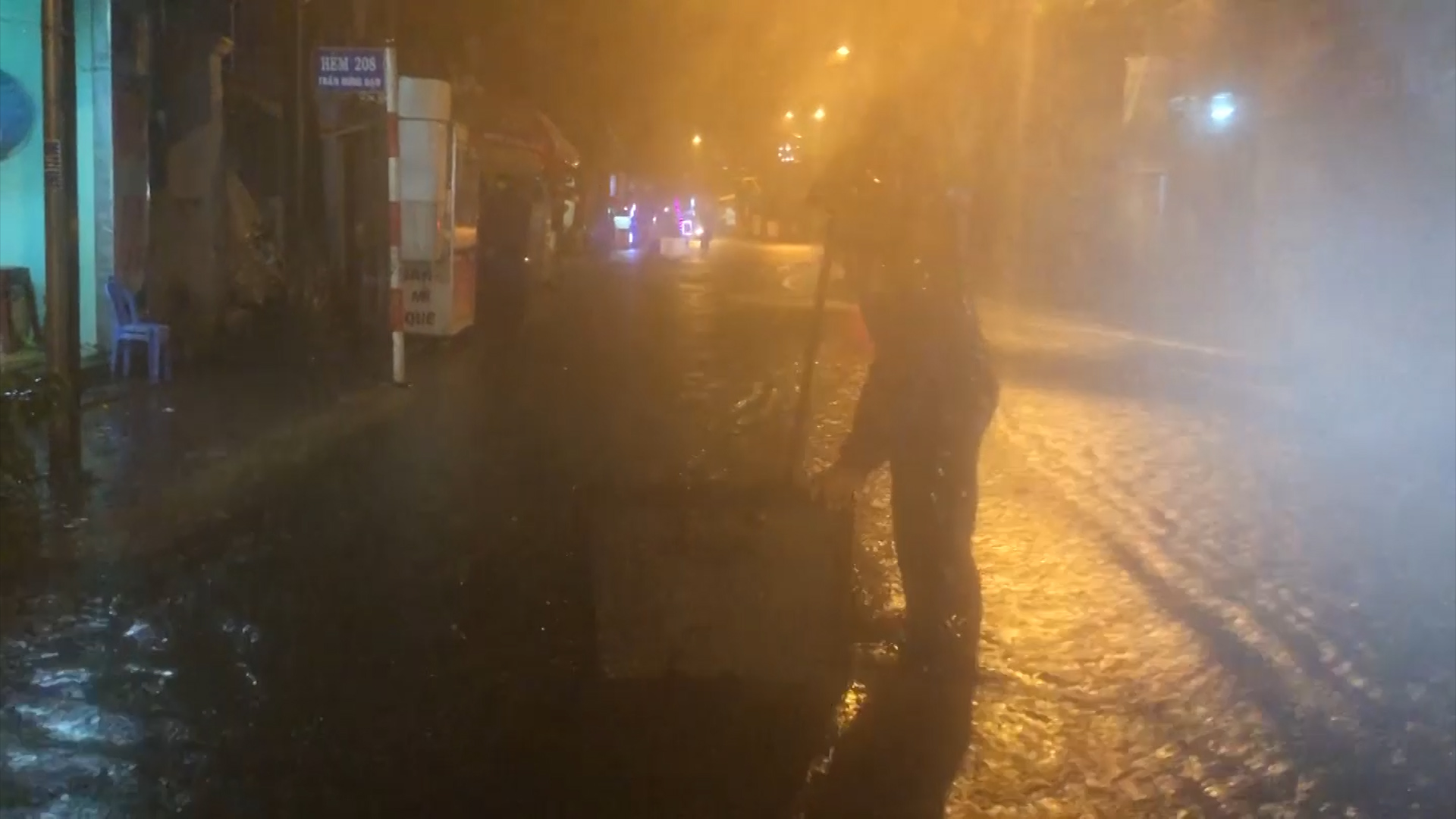 Mưa lớn suốt đêm, người dân TP. Quảng Ngãi bì bõm trong biển nước