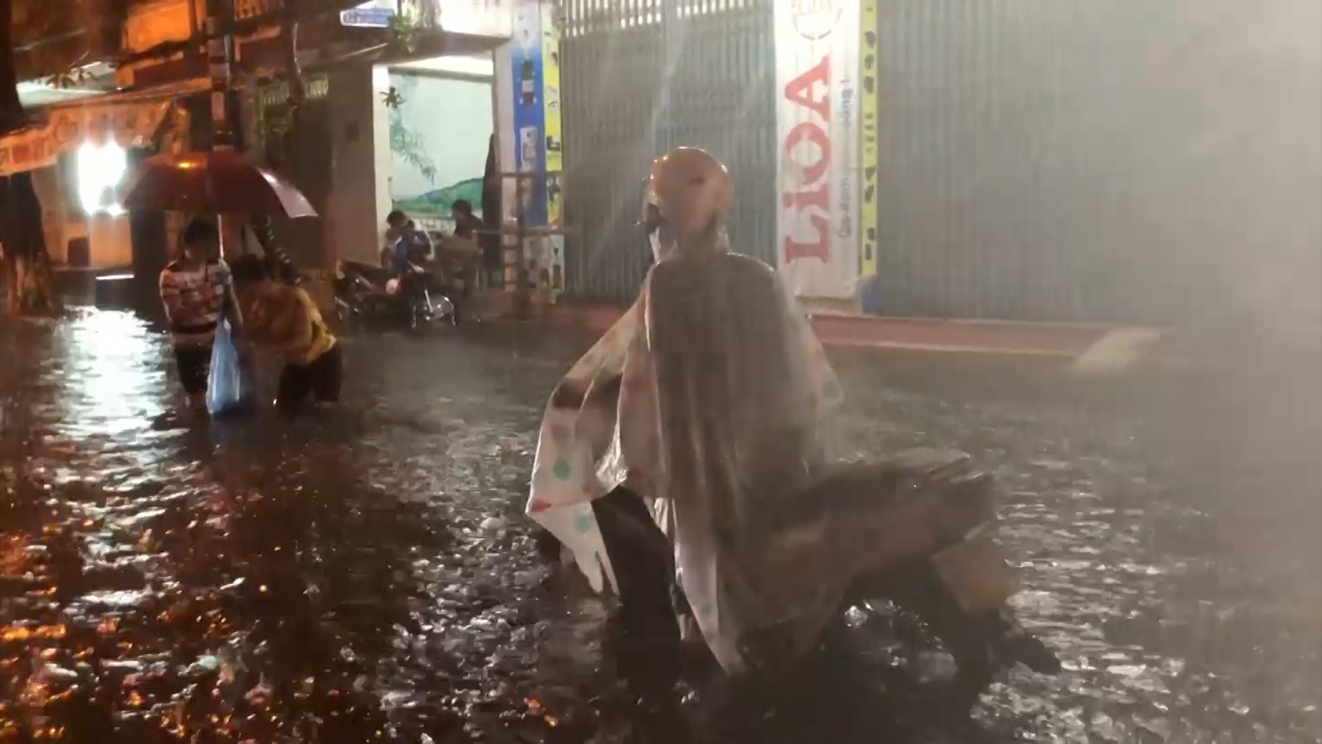 Mưa lớn suốt đêm, người dân TP. Quảng Ngãi bì bõm trong biển nước