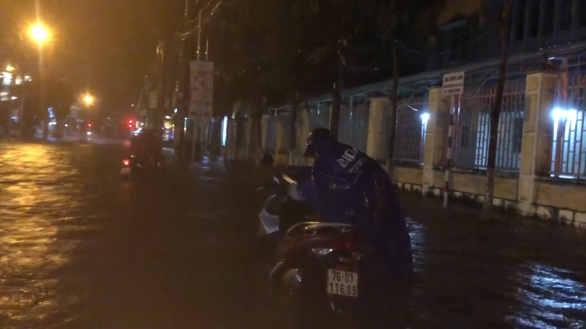 Mưa lớn suốt đêm, người dân TP. Quảng Ngãi bì bõm trong biển nước