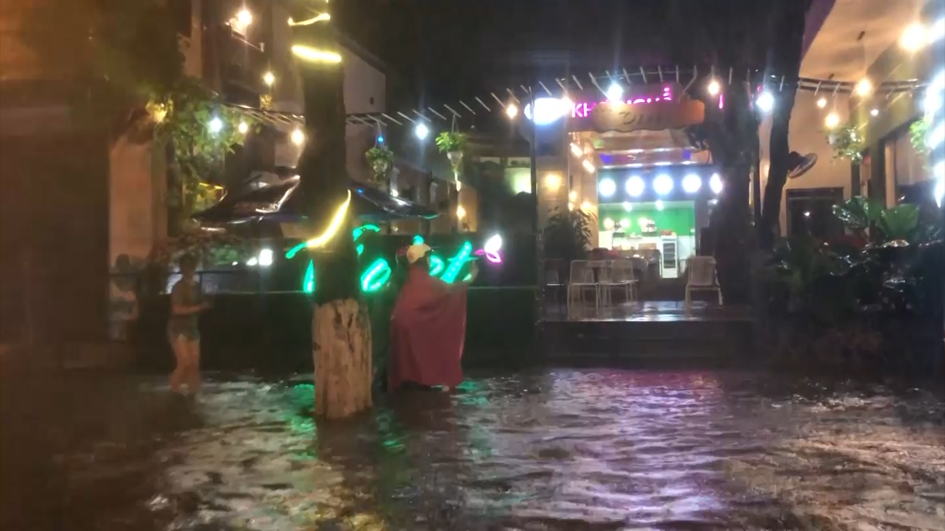 Mưa lớn suốt đêm, người dân TP. Quảng Ngãi bì bõm trong biển nước