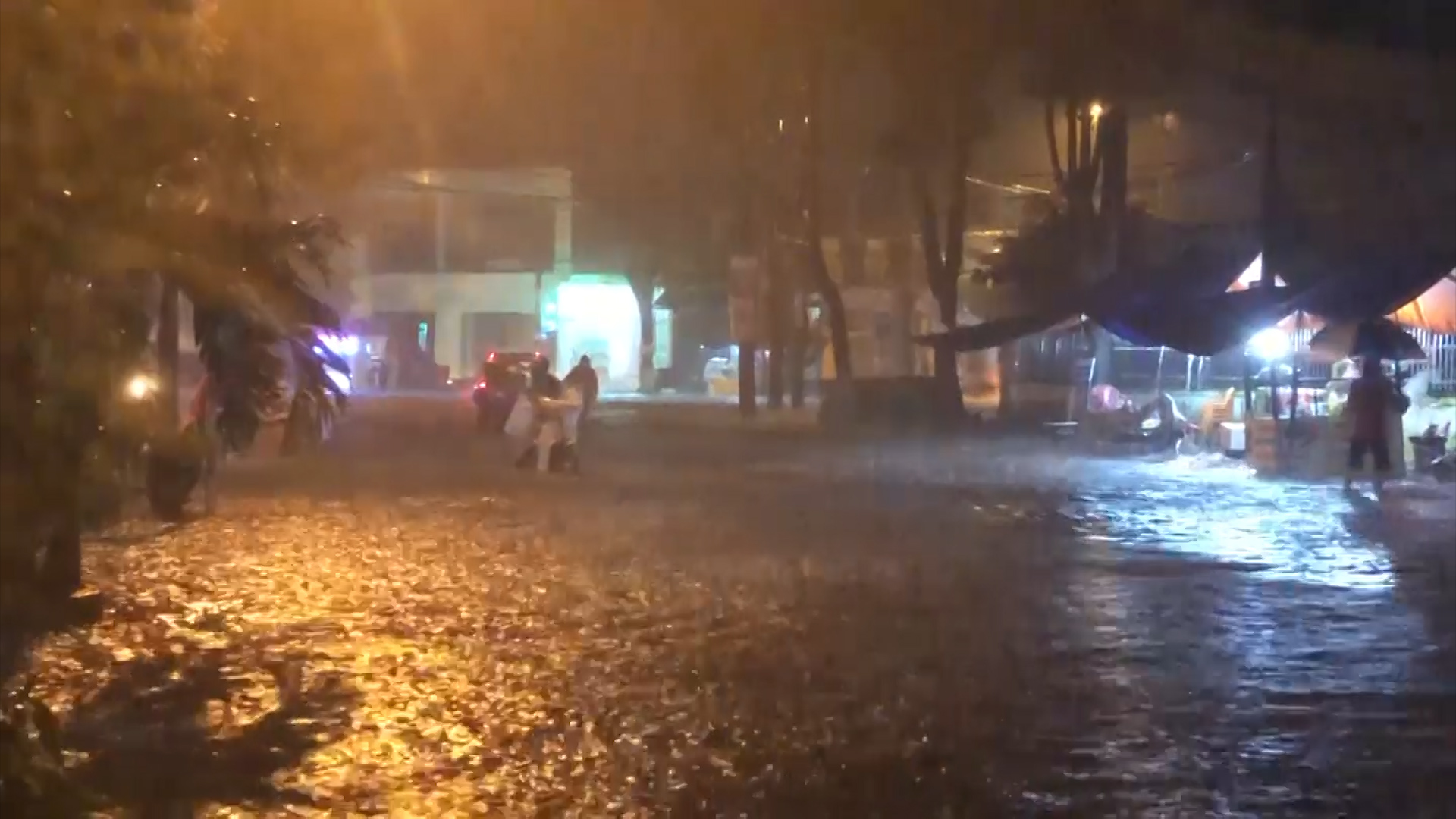 Mưa lớn suốt đêm, người dân TP. Quảng Ngãi bì bõm trong biển nước