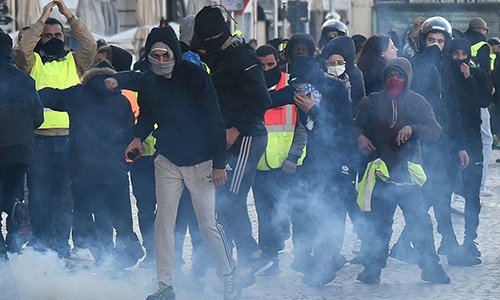 Người biểu tình Pháp bị nổ nát bàn tay vì cầm lựu đạn cay