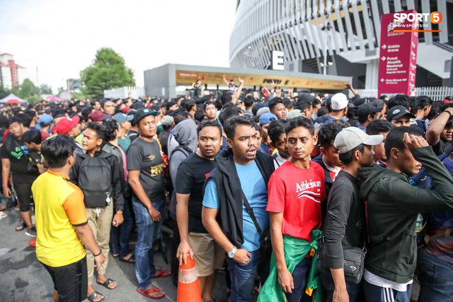 CĐV Việt Nam nô nức lên đường sang Malaysia cổ vũ đội tuyển dù được cảnh báo an ninh