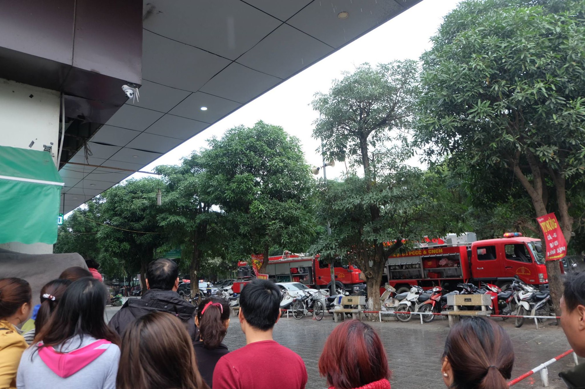 Cháy dữ dội ở tầng 31 CC Linh Đàm, hàng nghìn cư dân hoảng hốt tháo chạy bằng cầu thang bộ