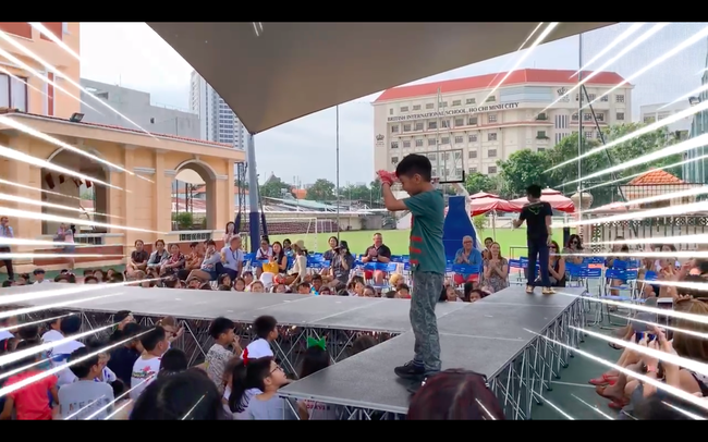 Vừa về quê tình mới, Cường Đô la đã đến trường cổ vũ con trai Subeo cùng với Hà Hồ