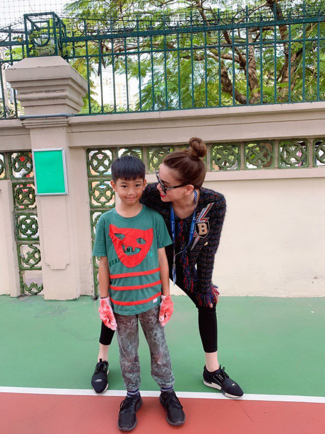 Vừa về quê tình mới, Cường Đô la đã đến trường cổ vũ con trai Subeo cùng với Hà Hồ