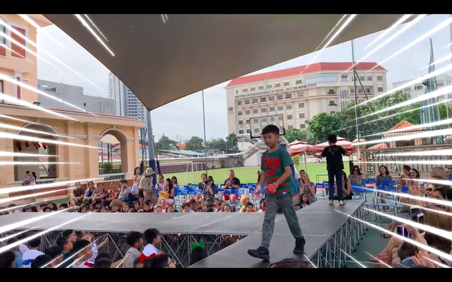 Vừa về quê tình mới, Cường Đô la đã đến trường cổ vũ con trai Subeo cùng với Hà Hồ