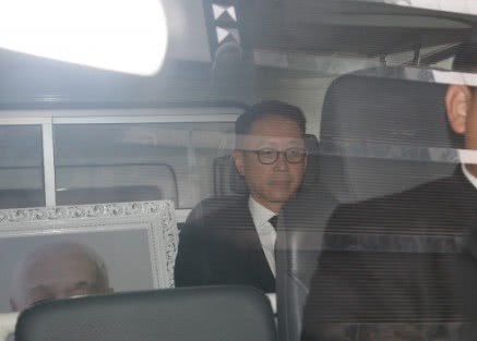 Hoa hậu đẹp nhất lịch sử Lý Gia Hân khóc đỏ mắt, nắm chặt tay con trai trong lễ tang bố chồng tài phiệt