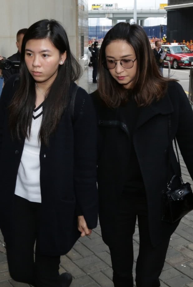 Hoa hậu đẹp nhất lịch sử Lý Gia Hân khóc đỏ mắt, nắm chặt tay con trai trong lễ tang bố chồng tài phiệt