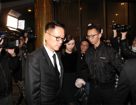 Hoa hậu đẹp nhất lịch sử Lý Gia Hân khóc đỏ mắt, nắm chặt tay con trai trong lễ tang bố chồng tài phiệt Hoa hậu đẹp nhất lịch sử Lý Gia Hân khóc đỏ mắt, nắm chặt tay con trai trong lễ tang bố chồng tài phiệt