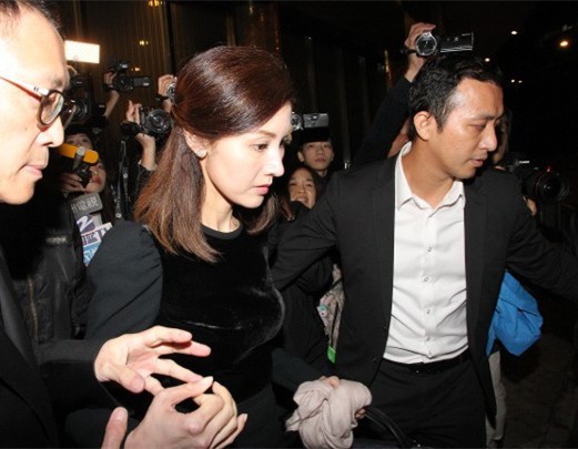 Hoa hậu đẹp nhất lịch sử Lý Gia Hân khóc đỏ mắt, nắm chặt tay con trai trong lễ tang bố chồng tài phiệt