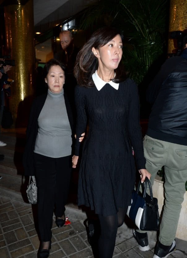 Hoa hậu đẹp nhất lịch sử Lý Gia Hân khóc đỏ mắt, nắm chặt tay con trai trong lễ tang bố chồng tài phiệt