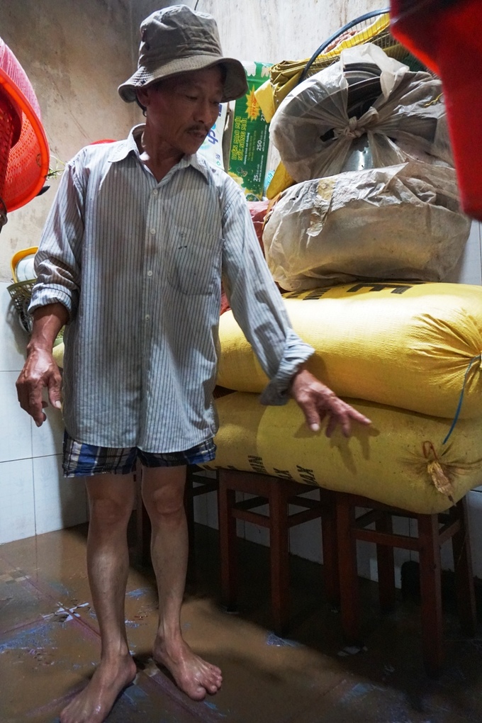 Lũ rút chậm, nhiều nơi ở Quảng Ngãi vẫn mênh mông nước