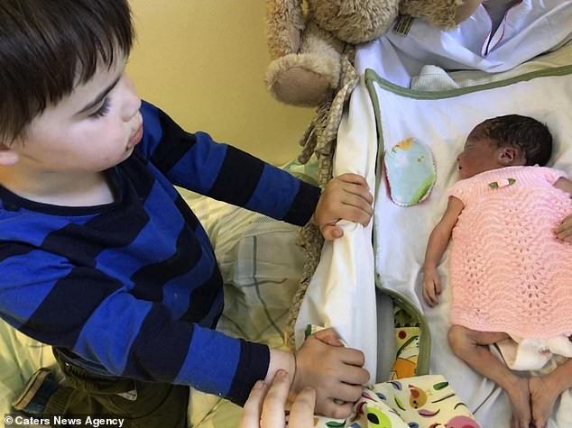 Sinh đôi nhưng chỉ 1 bé sống sót, bà mẹ đã làm một việc lạ đời để con ở bên mình suốt 2 tuần