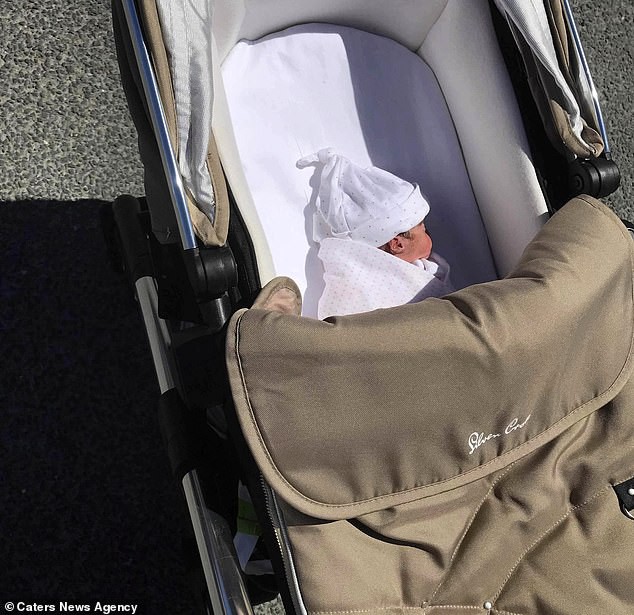 Sinh đôi nhưng chỉ 1 bé sống sót, bà mẹ đã làm một việc lạ đời để con ở bên mình suốt 2 tuần