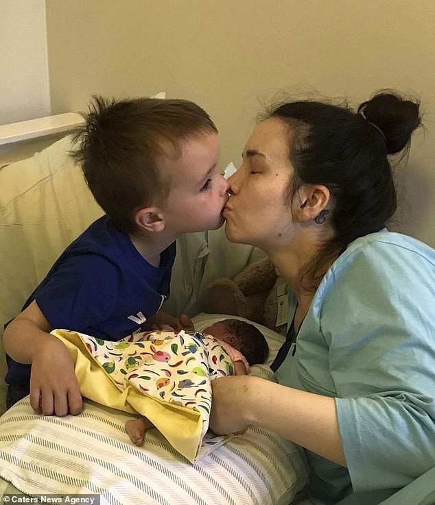 Sinh đôi nhưng chỉ 1 bé sống sót, bà mẹ đã làm một việc lạ đời để con ở bên mình suốt 2 tuần