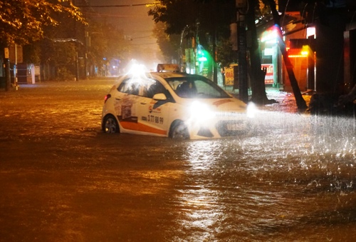 Quảng Ngãi cho 287.600 học sinh nghỉ học do mưa lũ