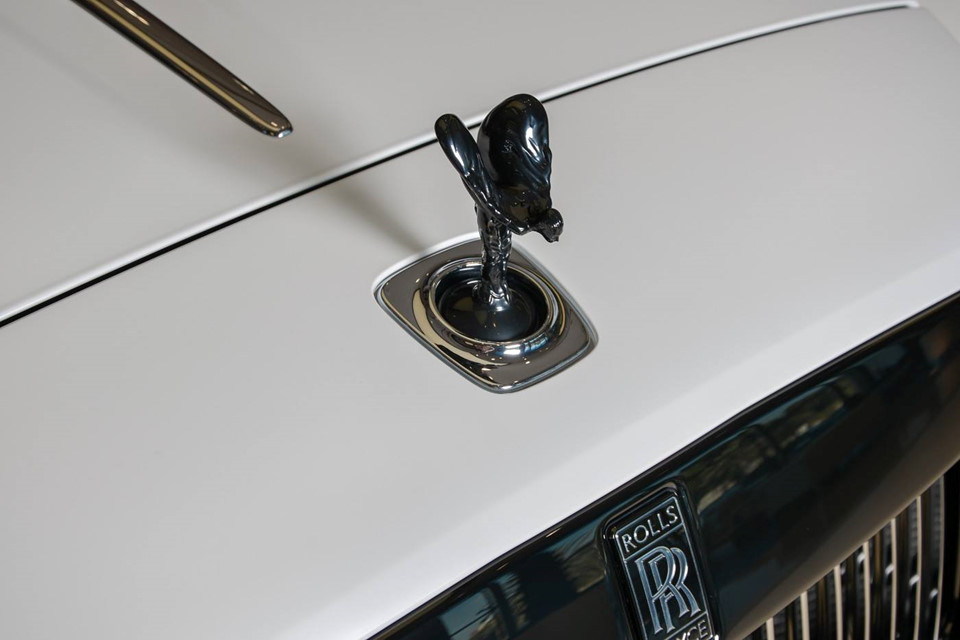 Rolls-Royce Dawn phối màu độc đáo ở Abu Dhabi