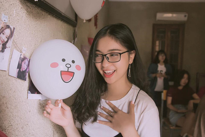 Nhờ hiệu ứng từ người yêu, bạn gái Quang Hải bất ngờ xuất hiện trên báo Thái