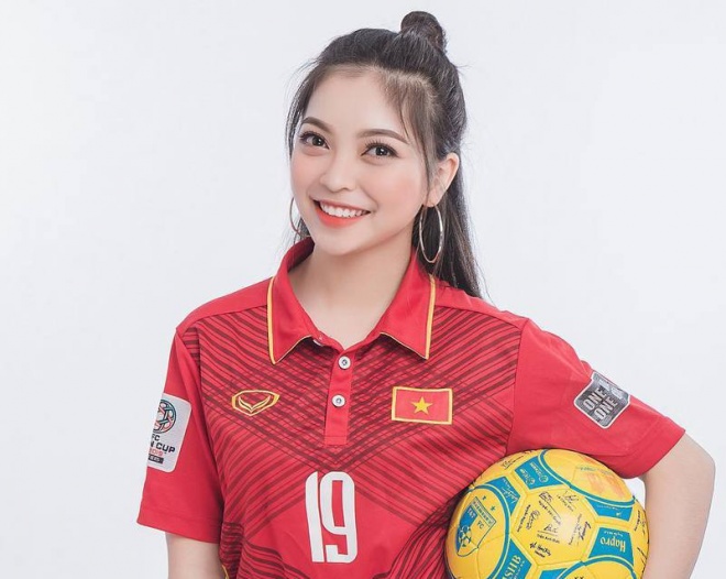 Nhờ hiệu ứng từ người yêu, bạn gái Quang Hải bất ngờ xuất hiện trên báo Thái