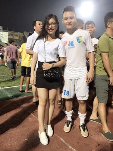 Nhờ hiệu ứng từ người yêu, bạn gái Quang Hải bất ngờ xuất hiện trên báo Thái