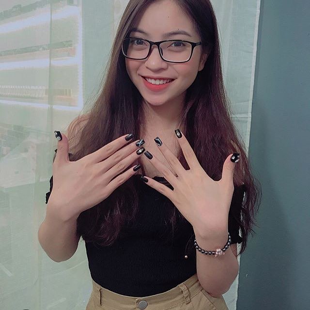 Nhờ hiệu ứng từ người yêu, bạn gái Quang Hải bất ngờ xuất hiện trên báo Thái