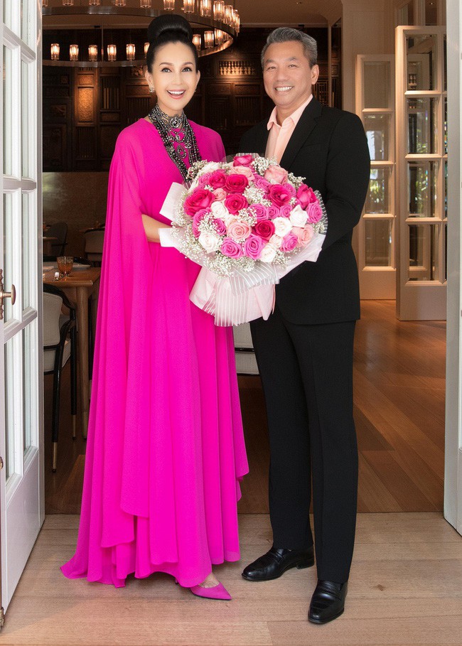 Ông xã doanh nhân hiếm hoi lộ diện, tình tứ hết cỡ cùng Diễm My trong tiệc sinh nhật tròn 56 tuổi