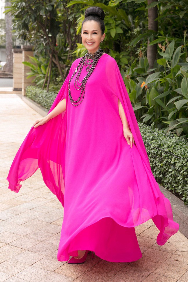 Ông xã doanh nhân hiếm hoi lộ diện, tình tứ hết cỡ cùng Diễm My trong tiệc sinh nhật tròn 56 tuổi