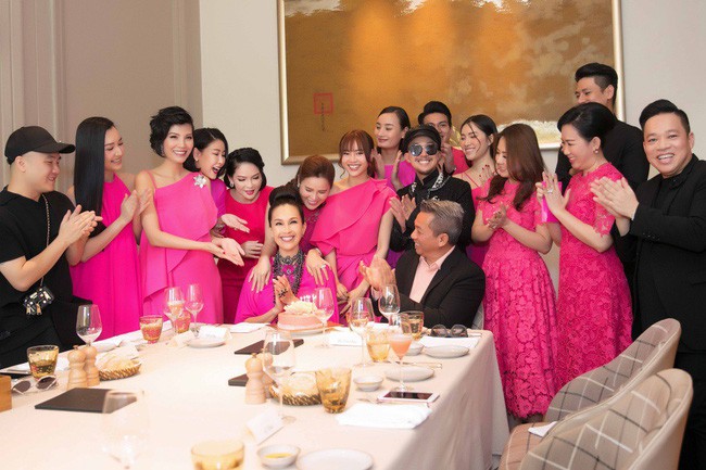 Ông xã doanh nhân hiếm hoi lộ diện, tình tứ hết cỡ cùng Diễm My trong tiệc sinh nhật tròn 56 tuổi Ông xã doanh nhân hiếm hoi lộ diện, tình tứ hết cỡ cùng Diễm My trong tiệc sinh nhật tròn 56 tuổi