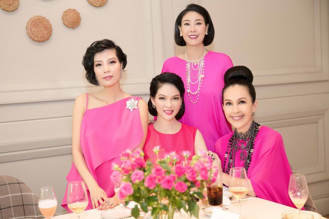 Ông xã doanh nhân hiếm hoi lộ diện, tình tứ hết cỡ cùng Diễm My trong tiệc sinh nhật tròn 56 tuổi