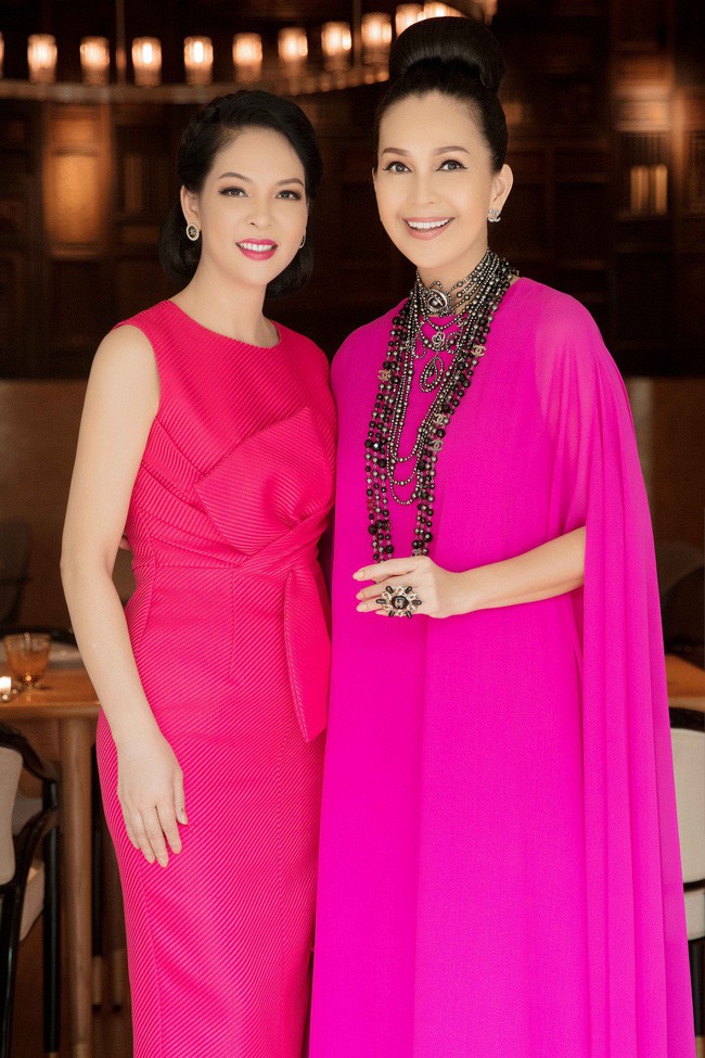 Ông xã doanh nhân hiếm hoi lộ diện, tình tứ hết cỡ cùng Diễm My trong tiệc sinh nhật tròn 56 tuổi Ông xã doanh nhân hiếm hoi lộ diện, tình tứ hết cỡ cùng Diễm My trong tiệc sinh nhật tròn 56 tuổi