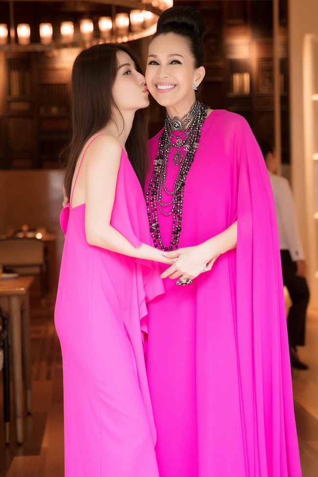 Ông xã doanh nhân hiếm hoi lộ diện, tình tứ hết cỡ cùng Diễm My trong tiệc sinh nhật tròn 56 tuổi Ông xã doanh nhân hiếm hoi lộ diện, tình tứ hết cỡ cùng Diễm My trong tiệc sinh nhật tròn 56 tuổi