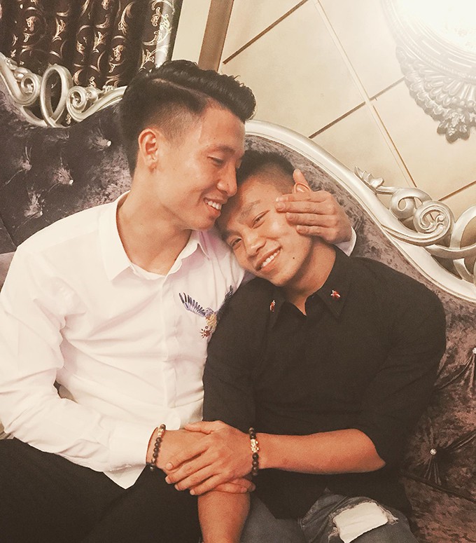 Nhìn đi nhìn lại, đội tuyển Việt Nam cũng có nhiều cặp đôi tình bể bình khiến fan tích cực đẩy thuyền