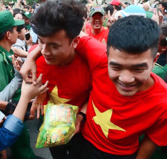 Nhìn đi nhìn lại, đội tuyển Việt Nam cũng có nhiều cặp đôi tình bể bình khiến fan tích cực đẩy thuyền