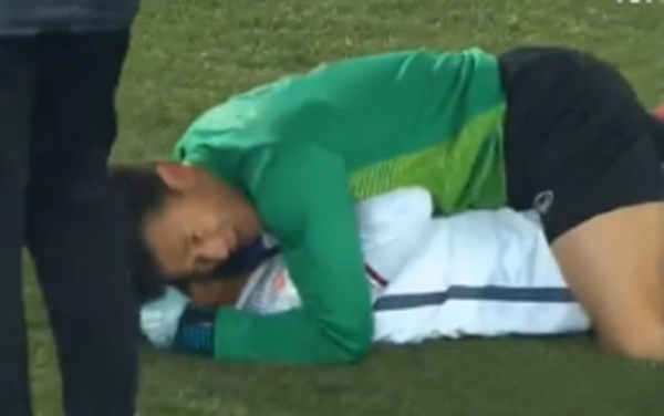 Nhìn đi nhìn lại, đội tuyển Việt Nam cũng có nhiều cặp đôi tình bể bình khiến fan tích cực đẩy thuyền