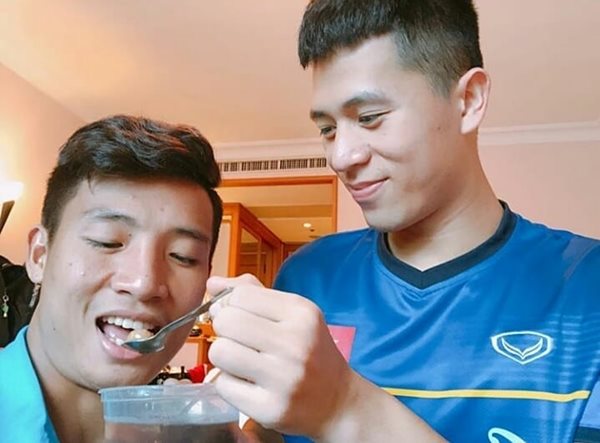 Nhìn đi nhìn lại, đội tuyển Việt Nam cũng có nhiều cặp đôi tình bể bình khiến fan tích cực đẩy thuyền