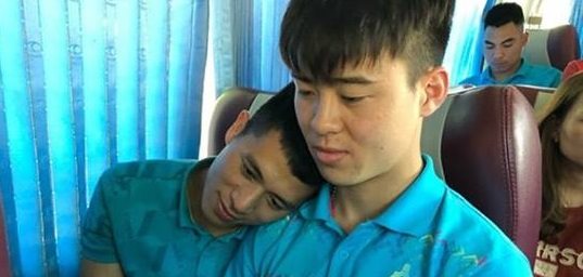 Nhìn đi nhìn lại, đội tuyển Việt Nam cũng có nhiều cặp đôi tình bể bình khiến fan tích cực đẩy thuyền