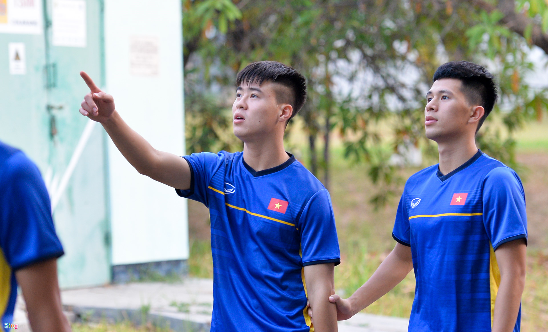 Nhìn đi nhìn lại, đội tuyển Việt Nam cũng có nhiều cặp đôi tình bể bình khiến fan tích cực đẩy thuyền