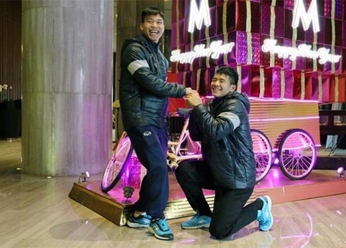 Nhìn đi nhìn lại, đội tuyển Việt Nam cũng có nhiều cặp đôi tình bể bình khiến fan tích cực đẩy thuyền