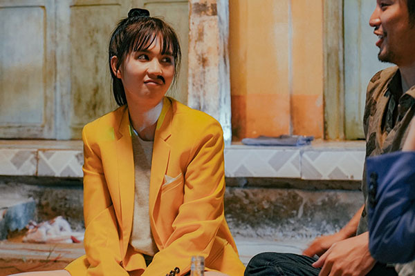 Ngọc Trinh diện áo dài thùy mị vừa... luyện chiêu tung cú đá cao qua đầu ngay hậu trường Vu Quy Đại Náo