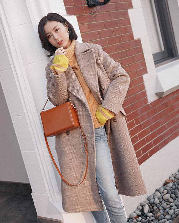 Áo len cổ lọ + áo khoác dạ: Combo xưa như trái đất đang được các quý cô sành mốt ưu ái hết mực