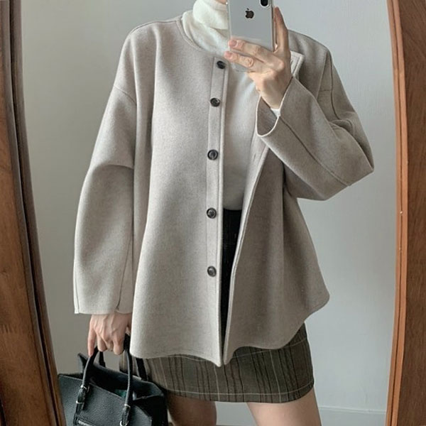 Áo len cổ lọ + áo khoác dạ: Combo xưa như trái đất đang được các quý cô sành mốt ưu ái hết mực