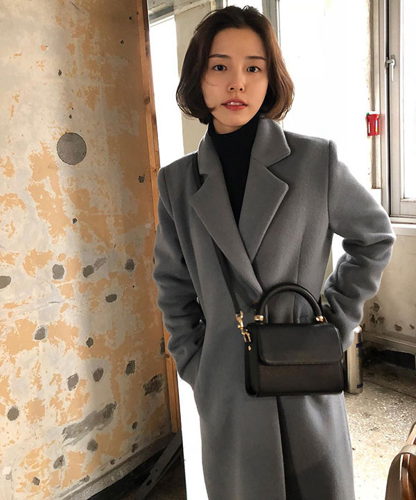 Áo len cổ lọ + áo khoác dạ: Combo xưa như trái đất đang được các quý cô sành mốt ưu ái hết mực