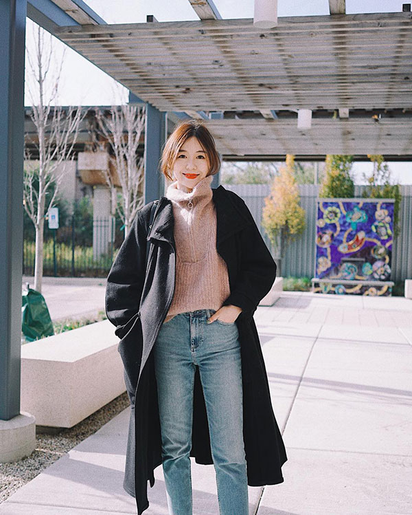 Áo len cổ lọ + áo khoác dạ: Combo xưa như trái đất đang được các quý cô sành mốt ưu ái hết mực